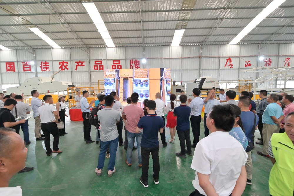 2021年6月29日上午10點“建黨百年特色活動·群南柑橘產(chǎn)業(yè)示范區(qū)研發(fā)培訓(xùn)中心柑橘技術(shù)交流會”在廣西桂潔農(nóng)業(yè)有限公司舉行，交流會上同期舉辦了綠萌“FRUSCAN 7.0 視覺瑕疵檢測技術(shù)” 現(xiàn)場觀摩會。在觀摩過程中，與會人員詳細(xì)地觀看了綠萌宣傳視頻和現(xiàn)場演示，細(xì)致地了解了綠萌 FRUSCAN 7.0 視覺瑕疵檢測技術(shù)對果蔬分